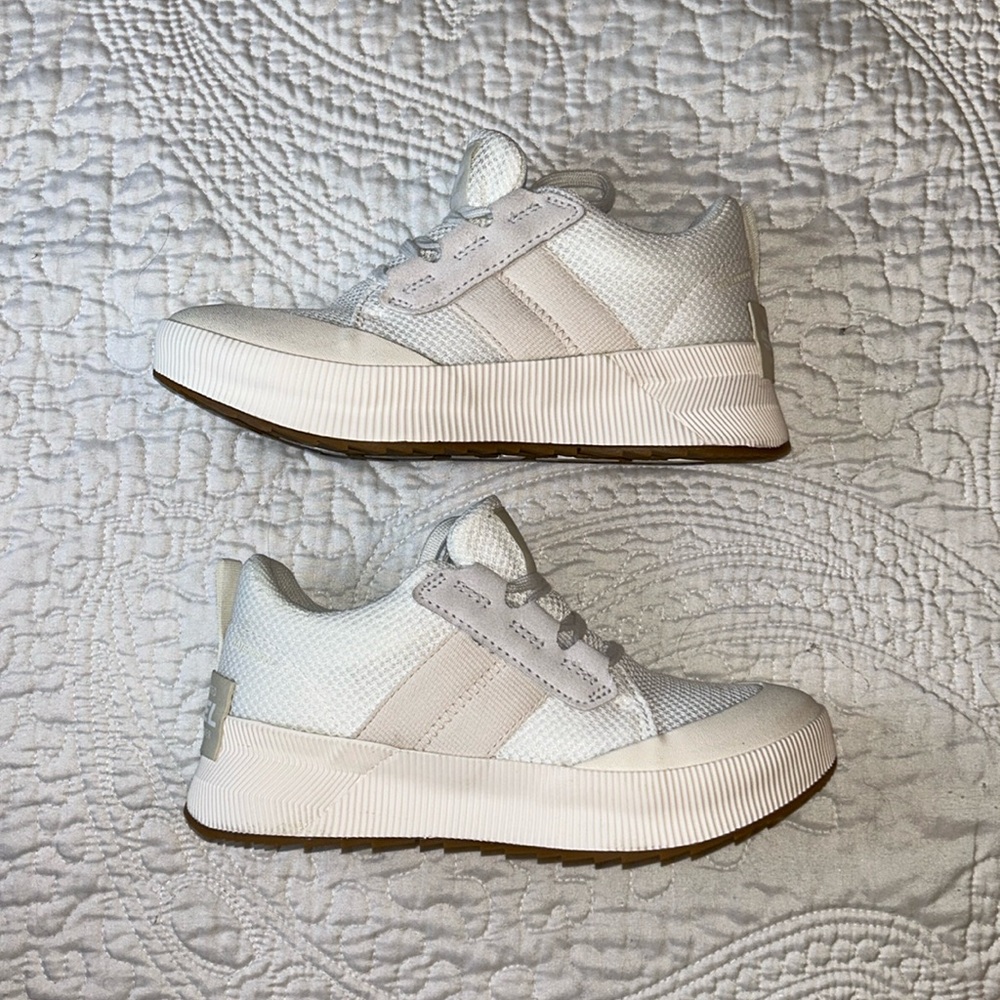 NWOT Women’s Sorel Waterproof Sneakers